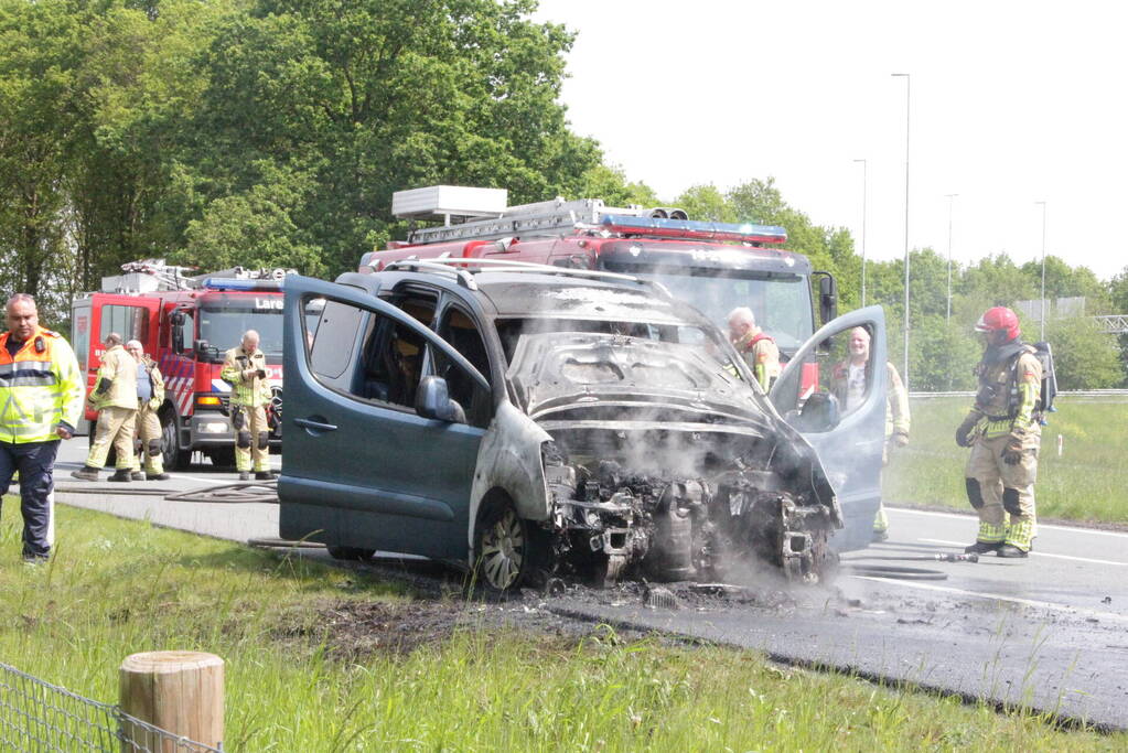 Voertuig vat al rijdend vlam, drie inzittenden ongedeerd