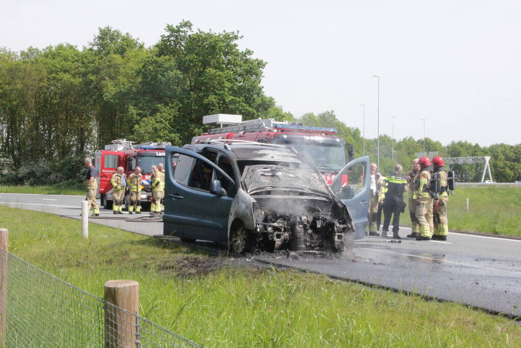 Voertuig vat al rijdend vlam, drie inzittenden ongedeerd