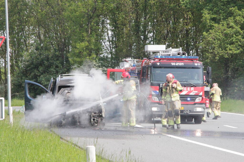 Voertuig vat al rijdend vlam, drie inzittenden ongedeerd