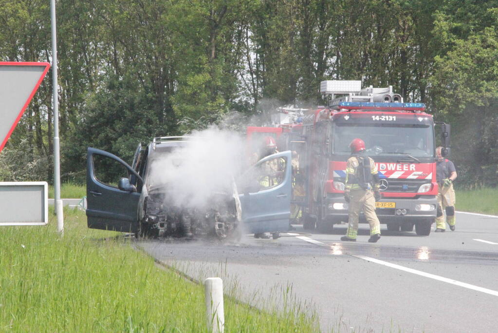 Voertuig vat al rijdend vlam, drie inzittenden ongedeerd