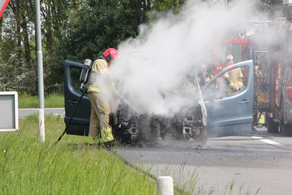 Voertuig vat al rijdend vlam, drie inzittenden ongedeerd