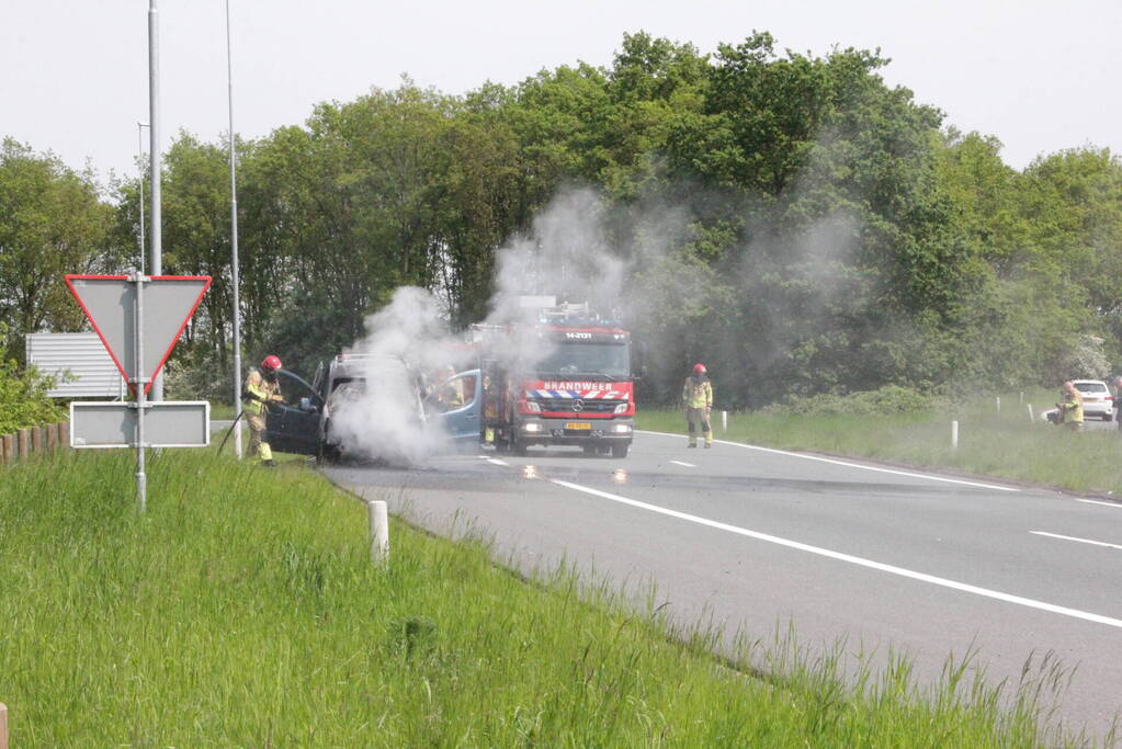 Voertuig vat al rijdend vlam, drie inzittenden ongedeerd