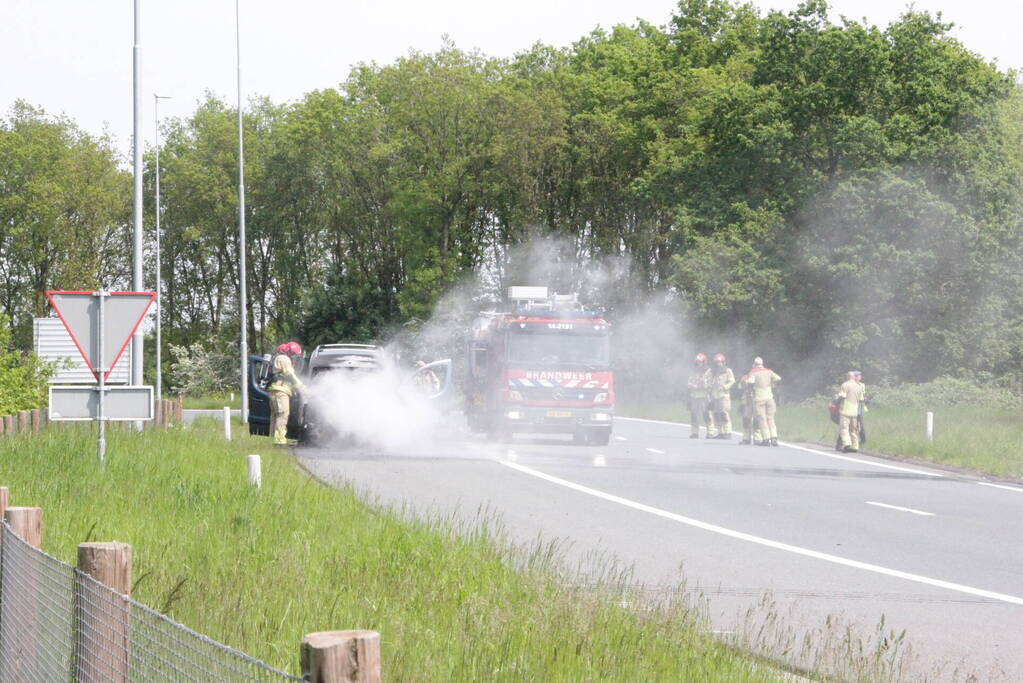 Voertuig vat al rijdend vlam, drie inzittenden ongedeerd