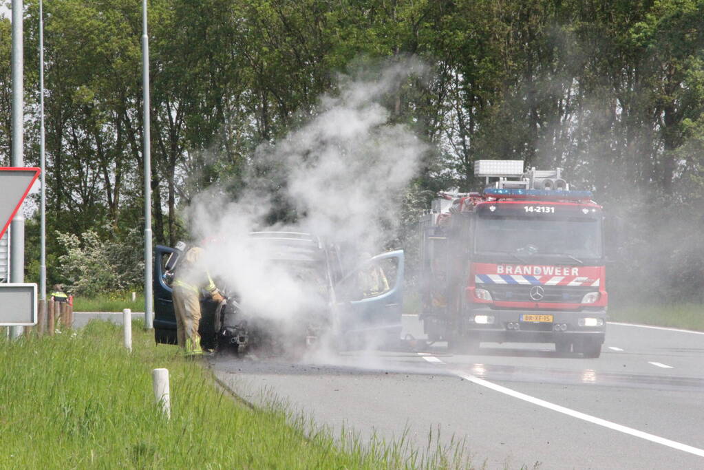 Voertuig vat al rijdend vlam, drie inzittenden ongedeerd