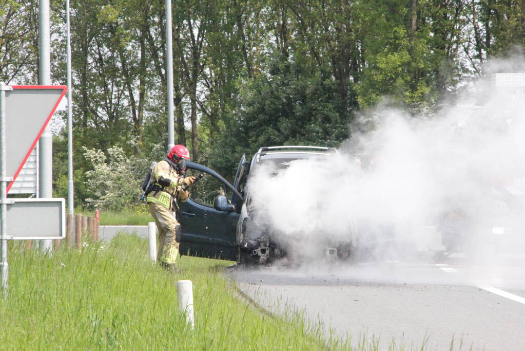 Voertuig vat al rijdend vlam, drie inzittenden ongedeerd
