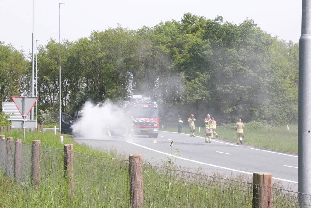Voertuig vat al rijdend vlam, drie inzittenden ongedeerd