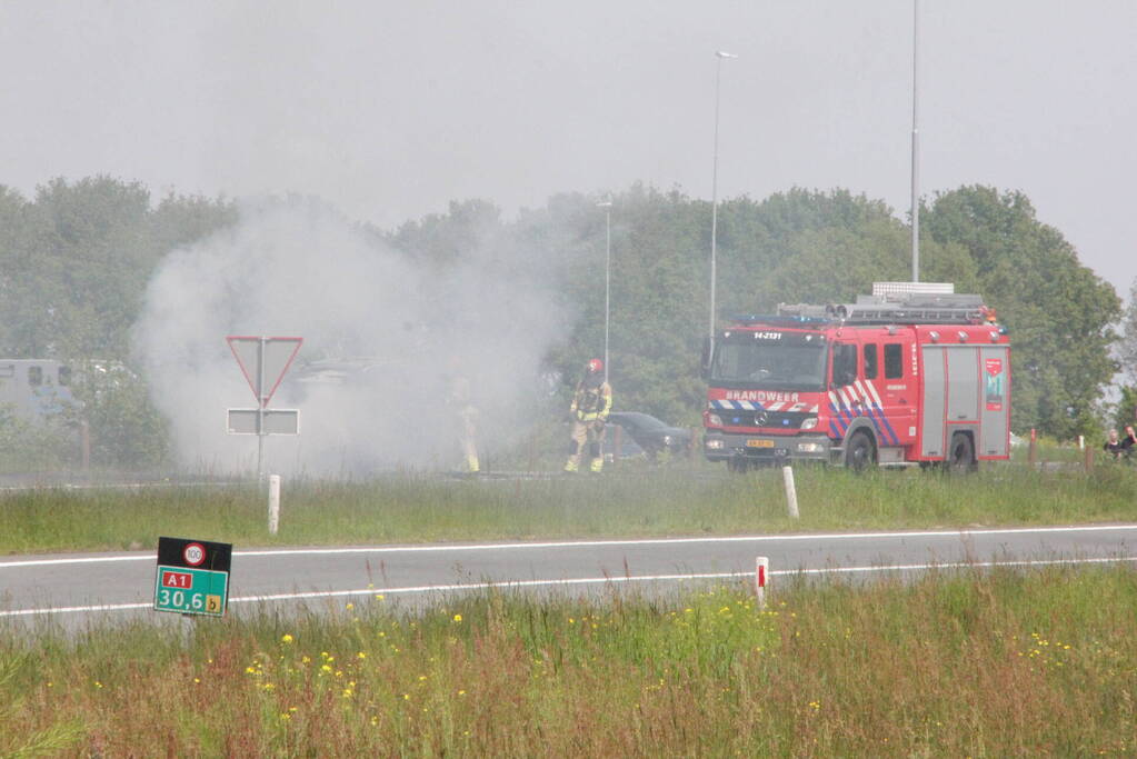 Voertuig vat al rijdend vlam, drie inzittenden ongedeerd