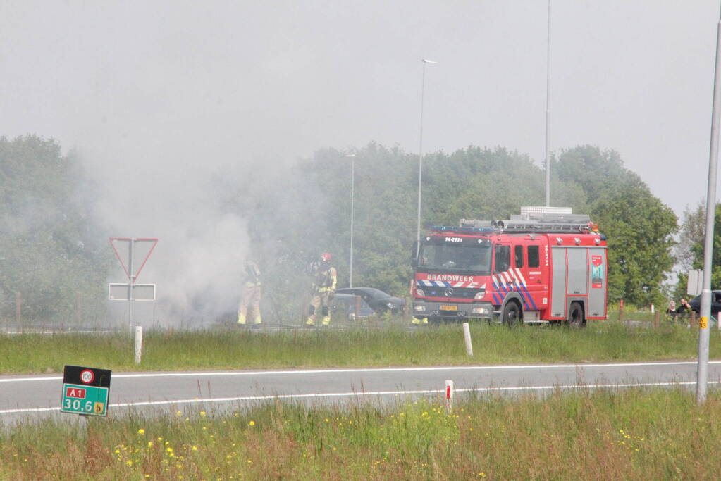 Voertuig vat al rijdend vlam, drie inzittenden ongedeerd