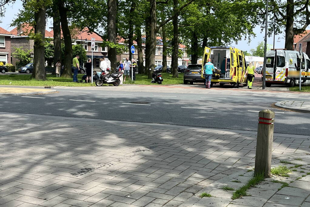 Twee scooterrijder ten val