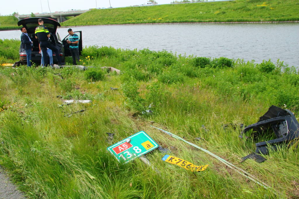 Automobilist ramt lantaarnpaal