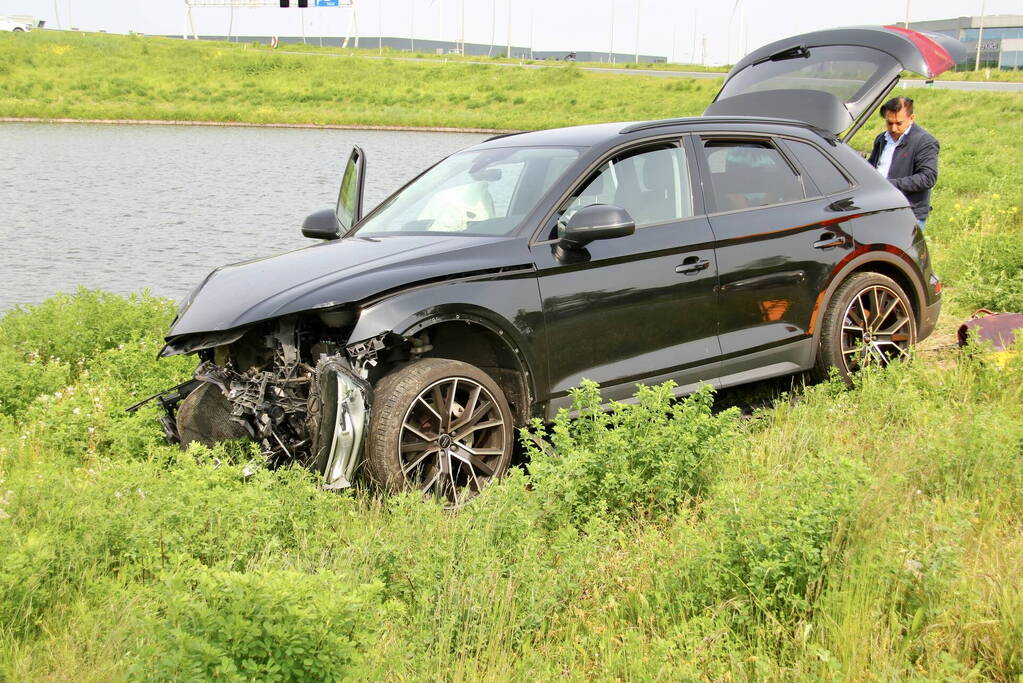 Automobilist ramt lantaarnpaal