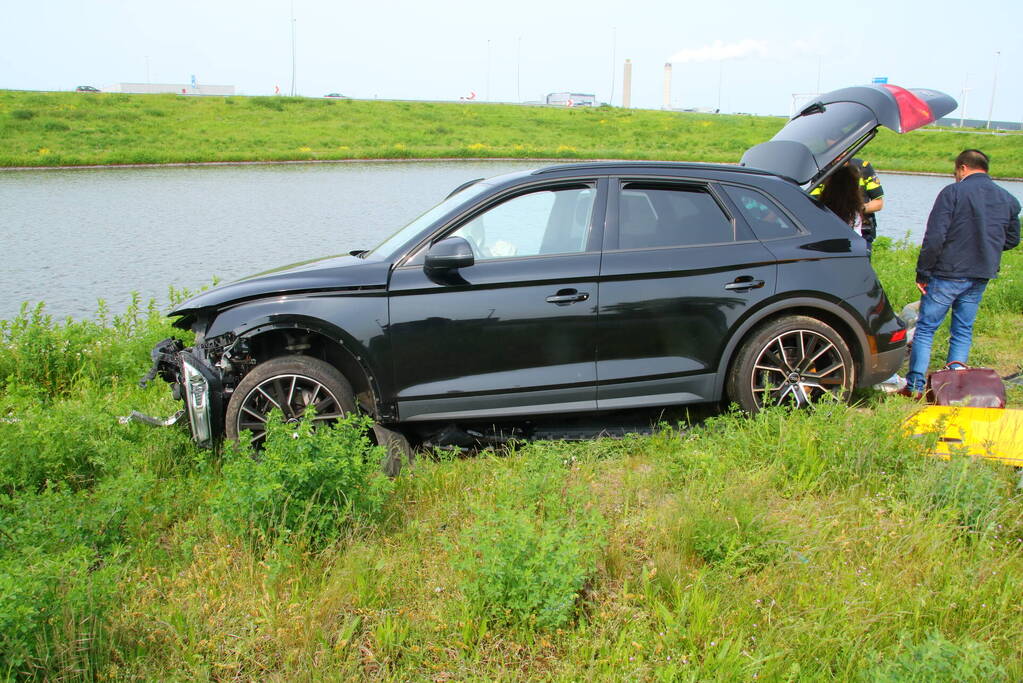 Automobilist ramt lantaarnpaal