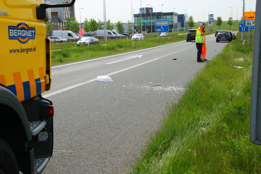 Automobilist ramt lantaarnpaal