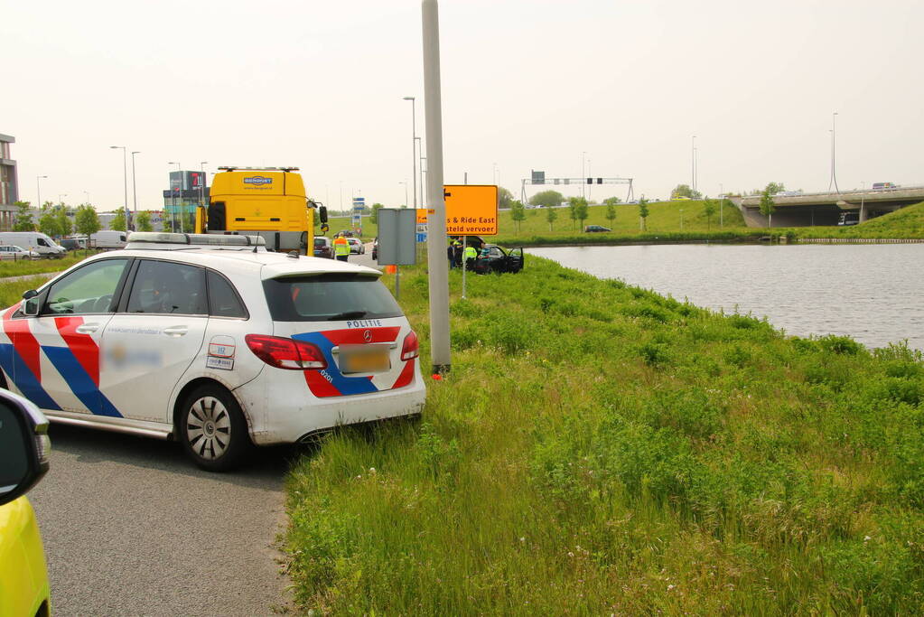 Automobilist ramt lantaarnpaal