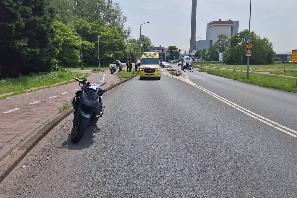 Twee fietsers en motorrijder gewond bij botsing