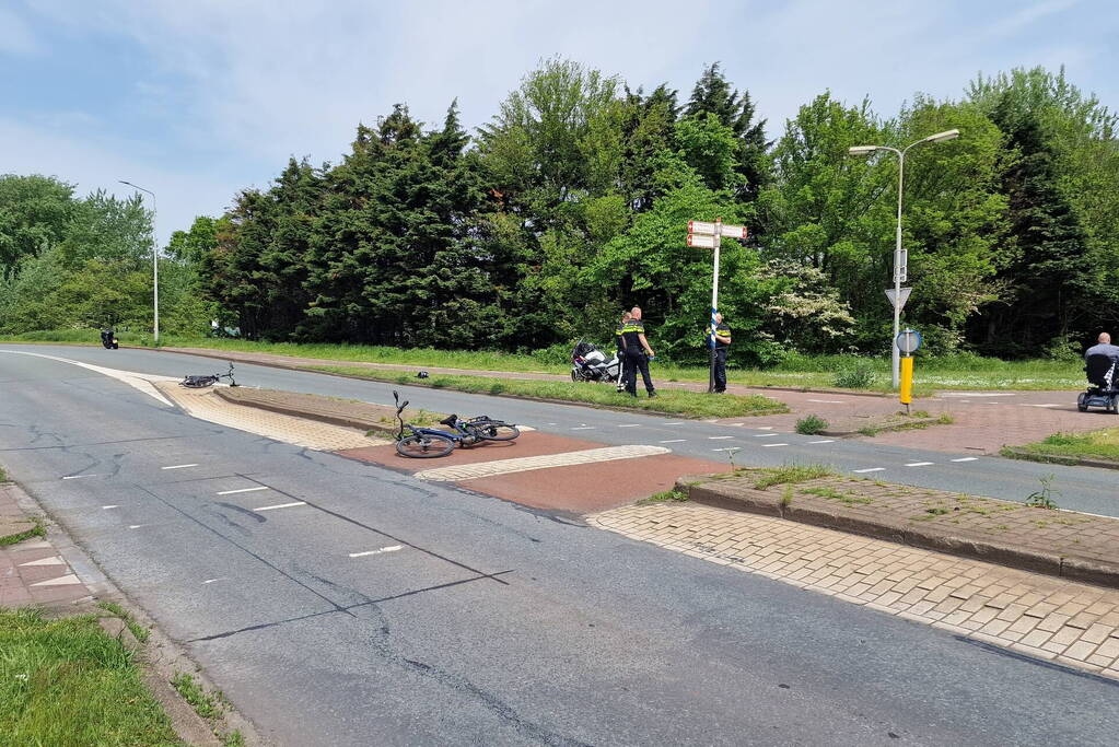 Twee fietsers en motorrijder gewond bij botsing