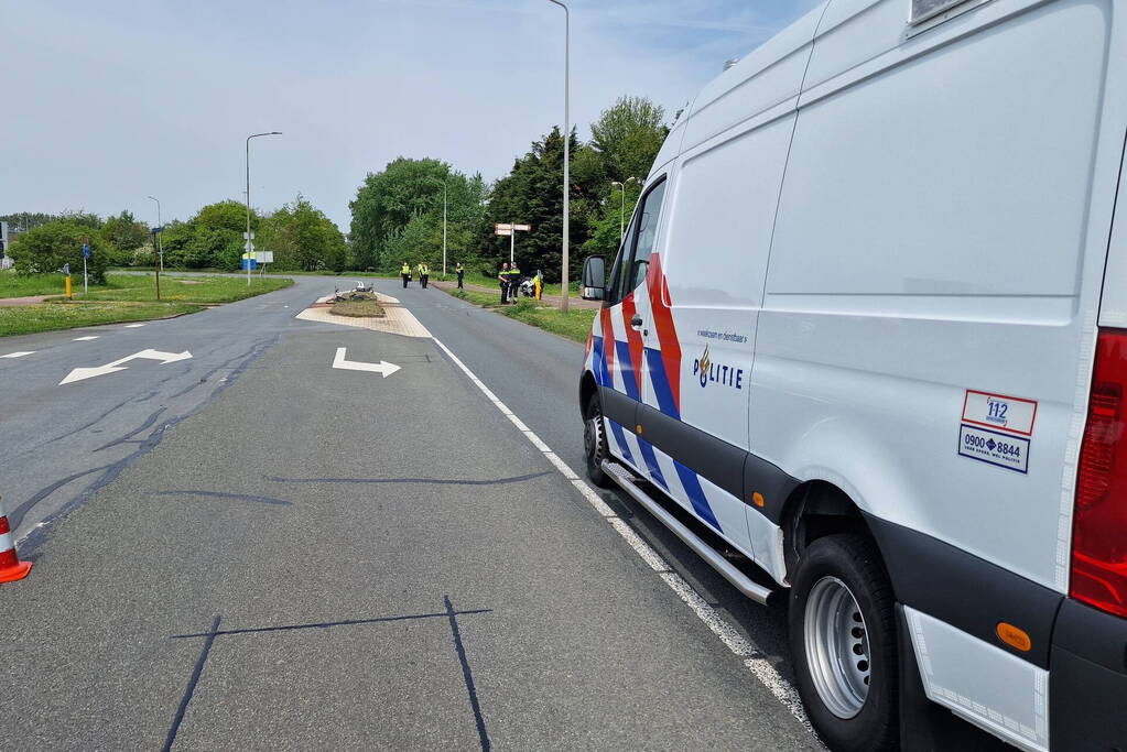 Twee fietsers en motorrijder gewond bij botsing