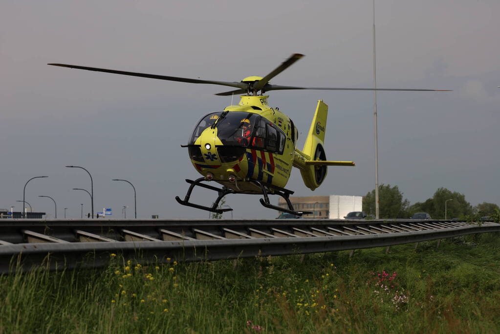 Voetganger aangereden op snelweg, bestuurster rijdt door