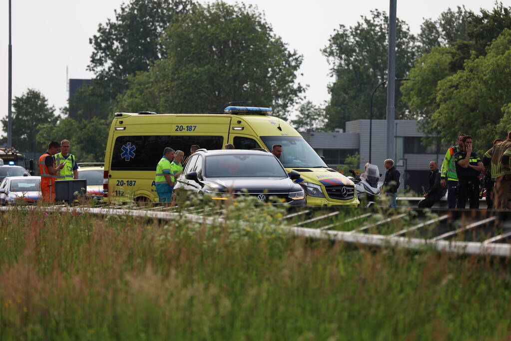 Voetganger aangereden op snelweg, bestuurster rijdt door