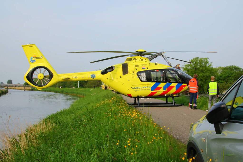 Scooterrijder zwaargewond na val van dijk
