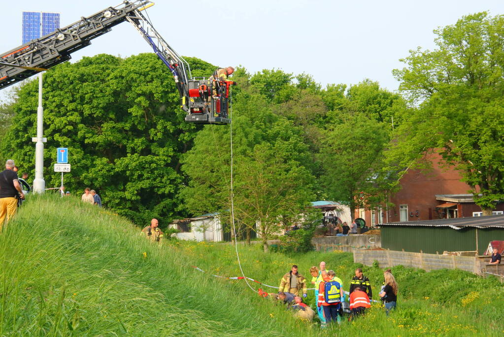 Scooterrijder zwaargewond na val van dijk