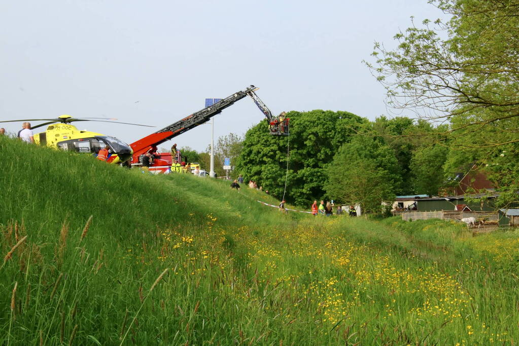 Scooterrijder zwaargewond na val van dijk