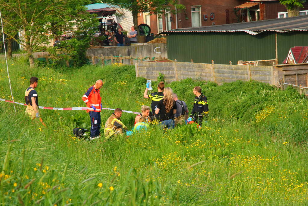 Scooterrijder zwaargewond na val van dijk