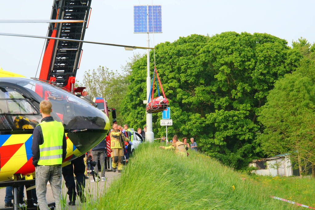 Scooterrijder zwaargewond na val van dijk