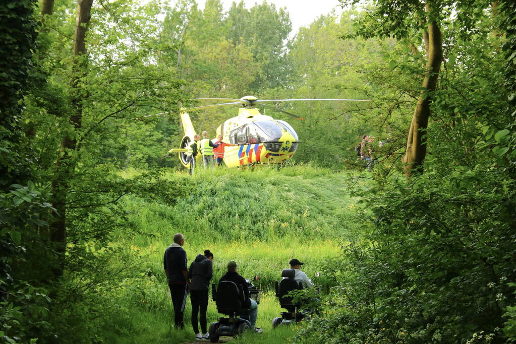 Scooterrijder zwaargewond na val van dijk