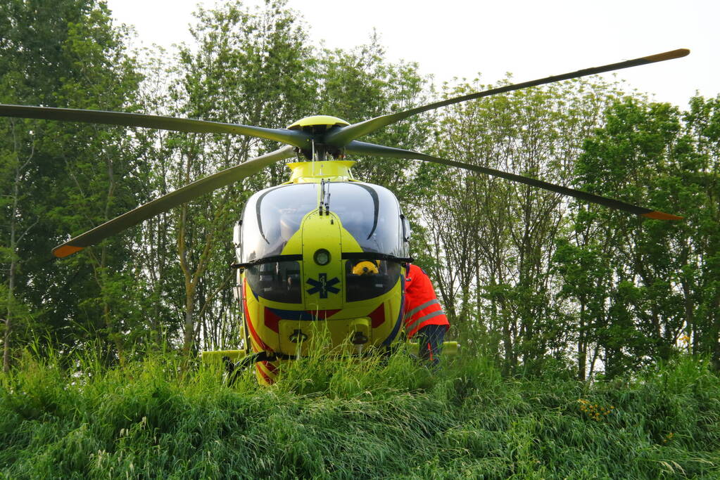 Scooterrijder zwaargewond na val van dijk