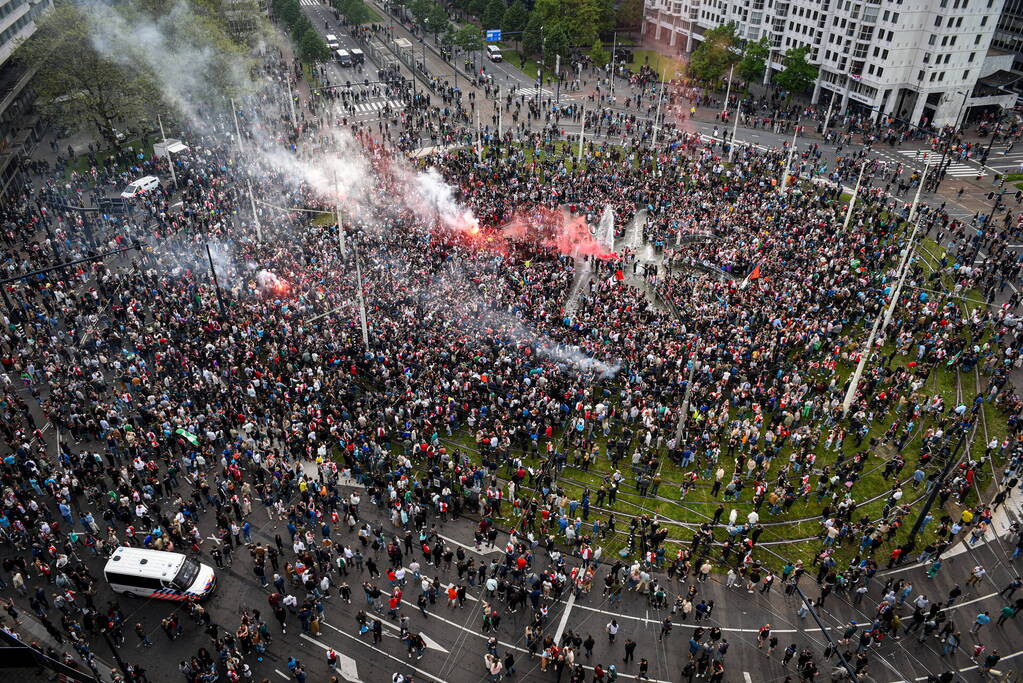 Duizenden supporters in fontein na kampioenschap
