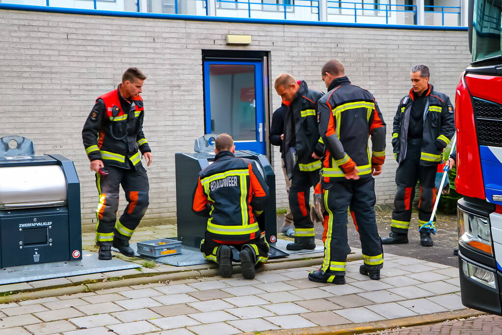 Brandweer haalt sleutelbos uit ondergrondse container