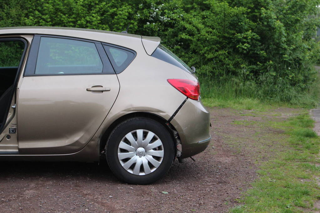Auto rijdt dwars door heg