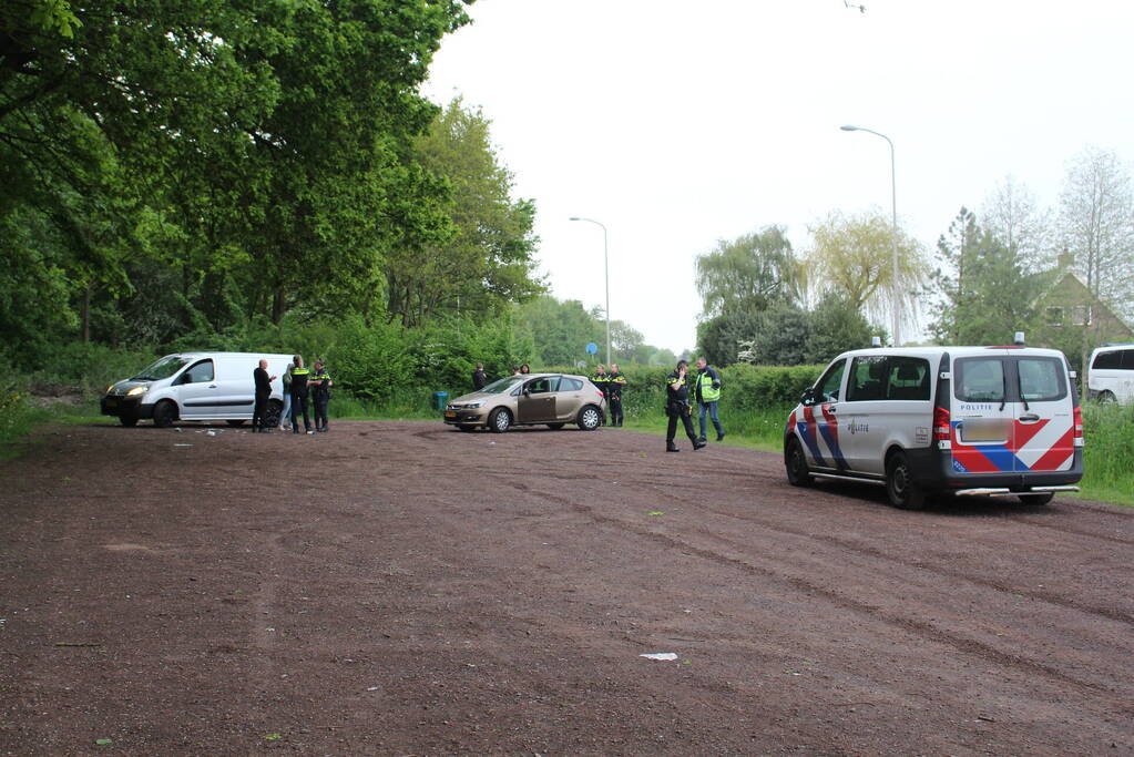 Auto rijdt dwars door heg