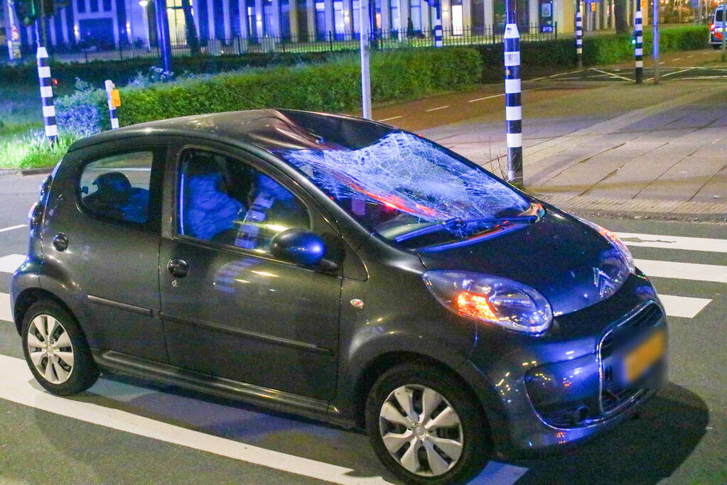 Auto zwaar beschadigd na scheppen fietser