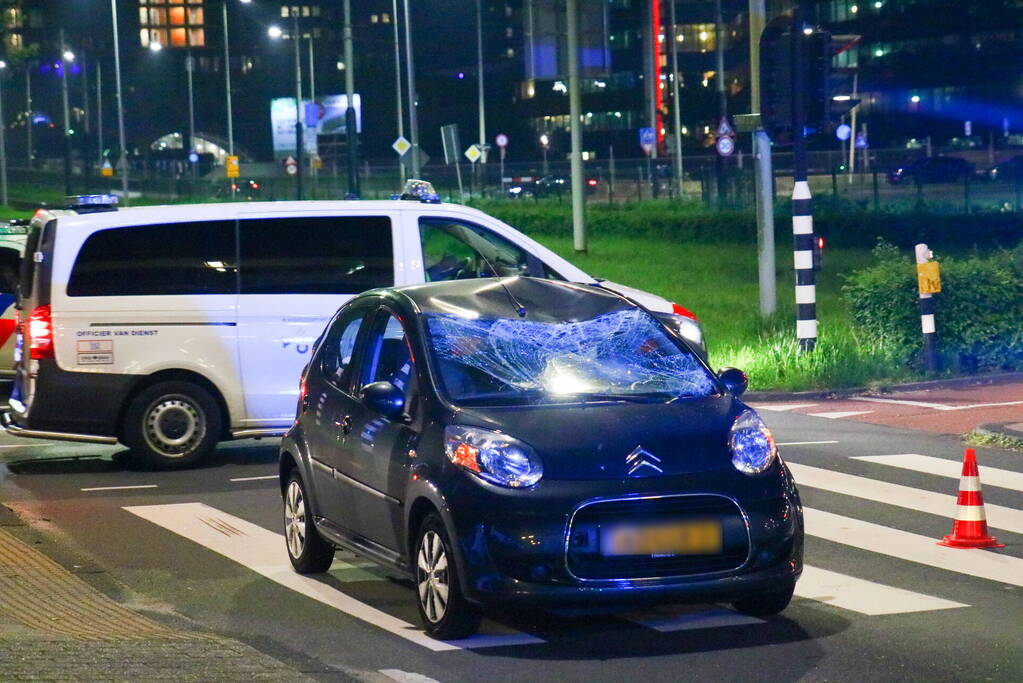 Auto zwaar beschadigd na scheppen fietser