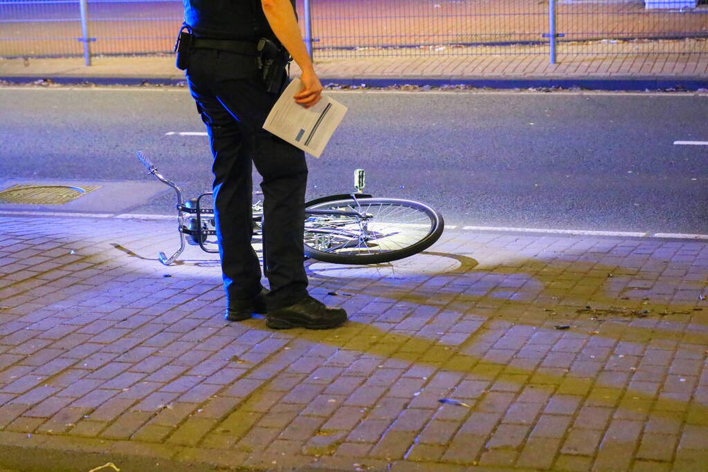 Auto zwaar beschadigd na scheppen fietser