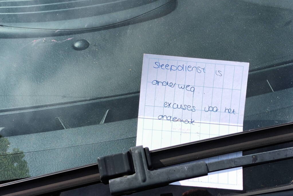 Eenzijdig ongeval resulteert in beschadigde auto