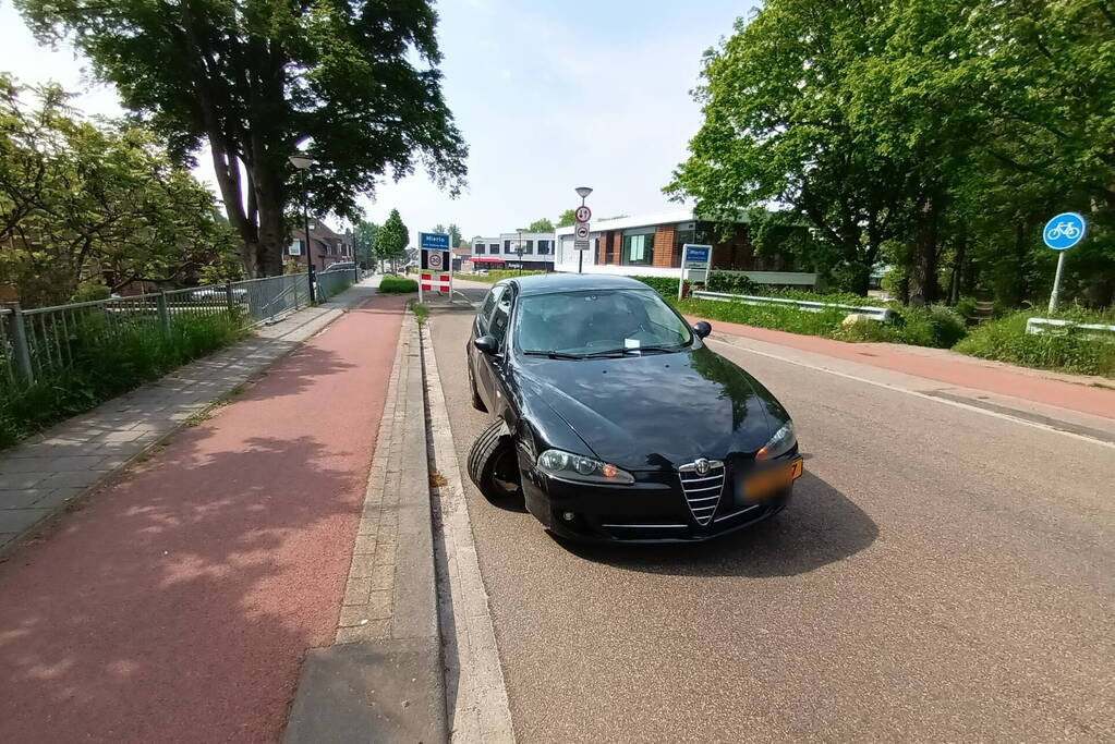 Eenzijdig ongeval resulteert in beschadigde auto