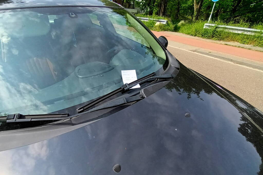 Eenzijdig ongeval resulteert in beschadigde auto