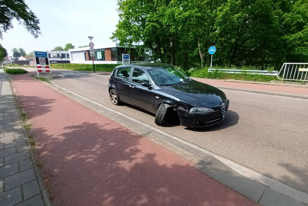 Eenzijdig ongeval resulteert in beschadigde auto