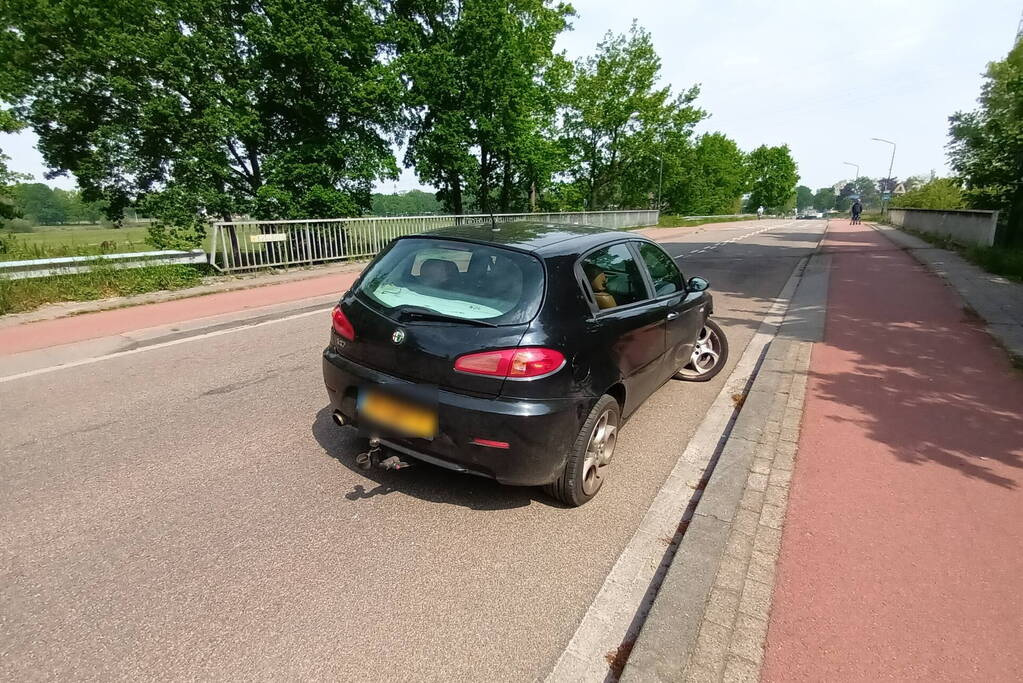 Eenzijdig ongeval resulteert in beschadigde auto
