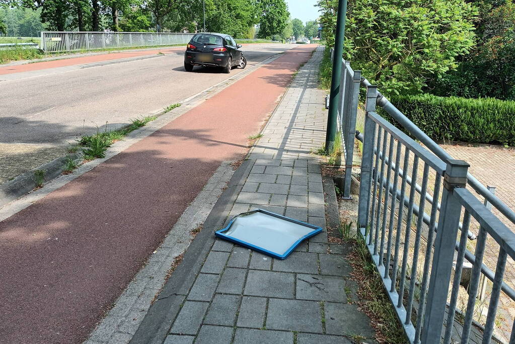 Eenzijdig ongeval resulteert in beschadigde auto