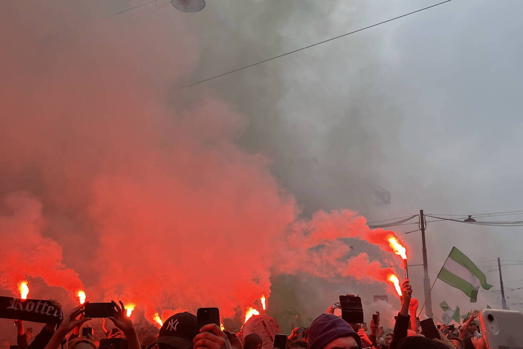 Feyenoord gehuldigd in overvolle stad