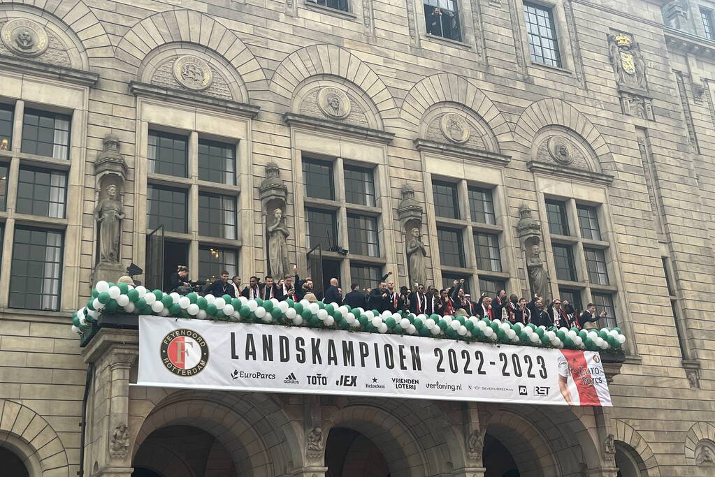 Feyenoord gehuldigd in overvolle stad
