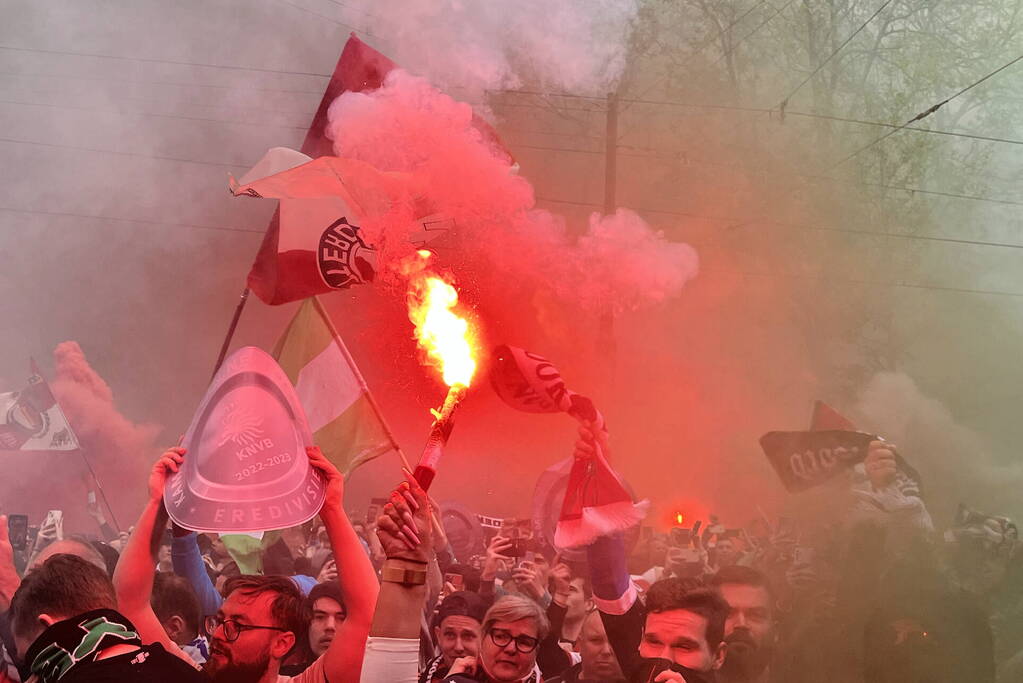 Feyenoord gehuldigd in overvolle stad