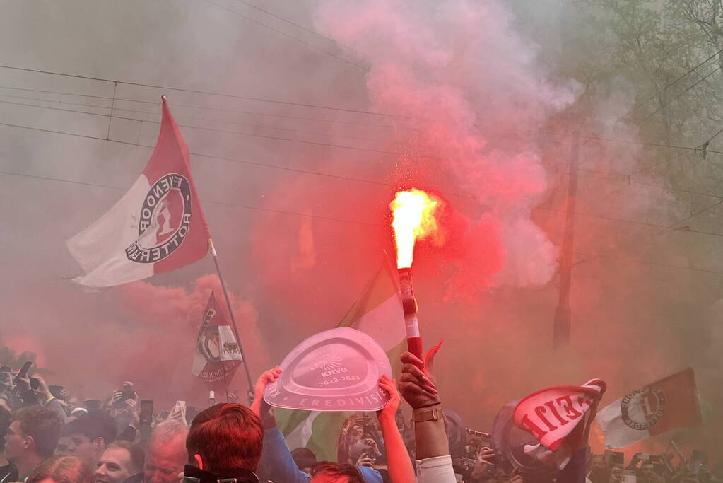 Feyenoord gehuldigd in overvolle stad