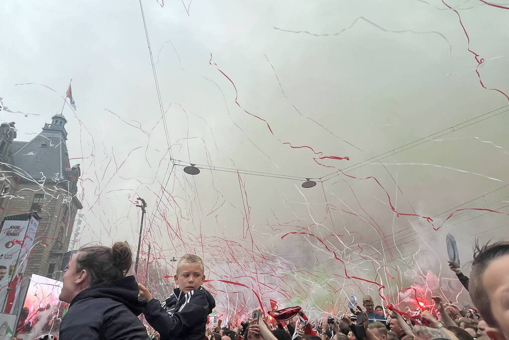 Feyenoord gehuldigd in overvolle stad