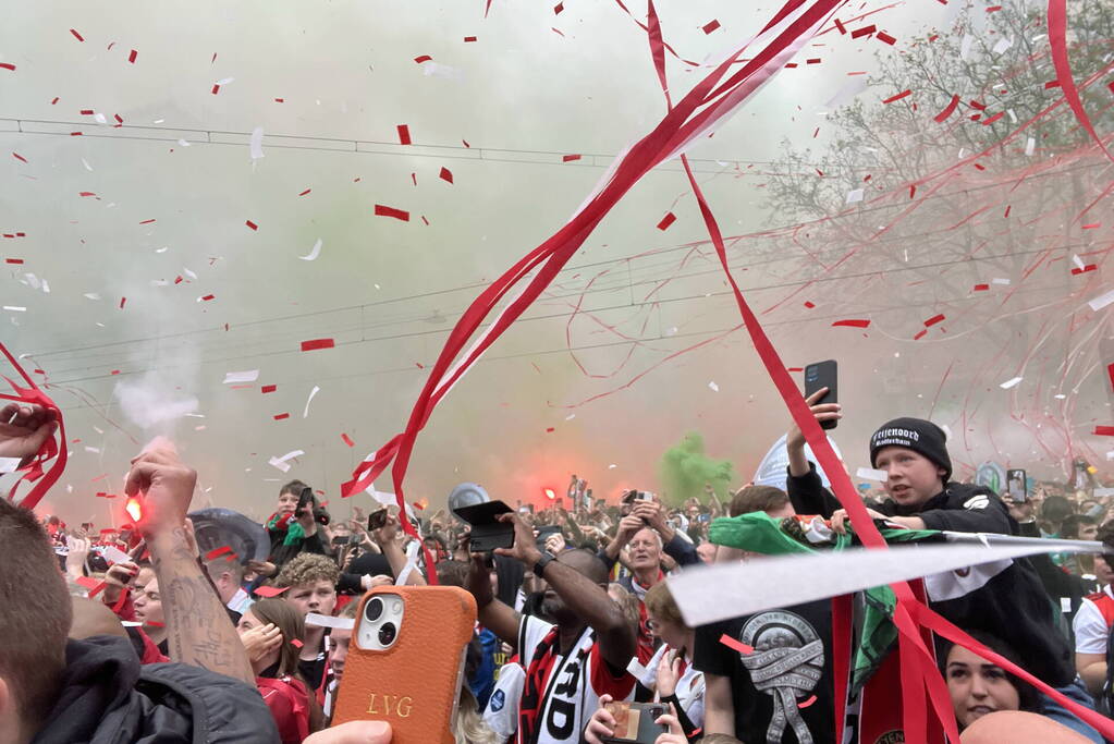 Feyenoord gehuldigd in overvolle stad