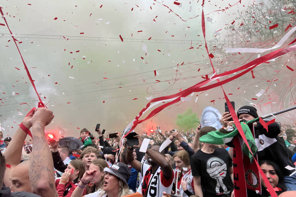 Feyenoord gehuldigd in overvolle stad